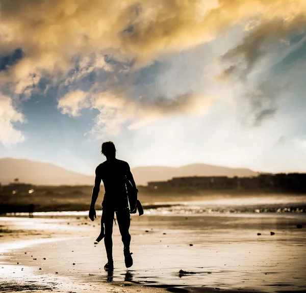 Мужчина с доской для серфинга — стоковое фото