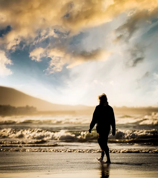 Man op het strand — Stockfoto