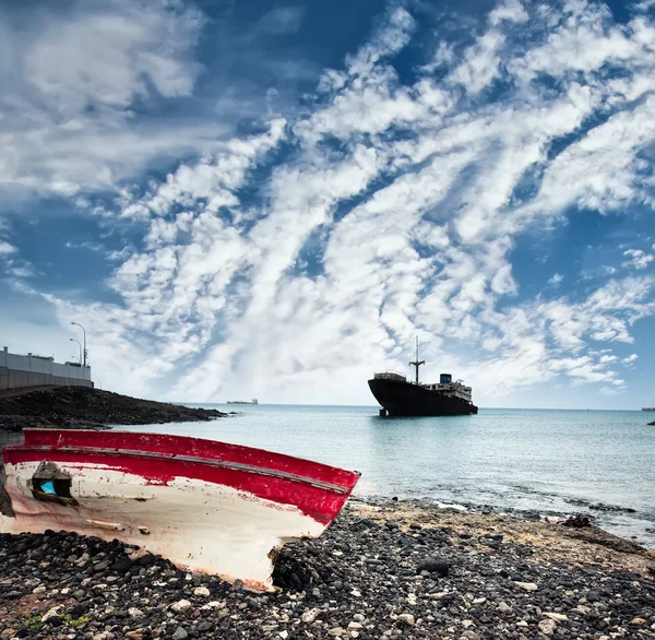 Tekne ve Lanzarote kırık gemi — Stok fotoğraf