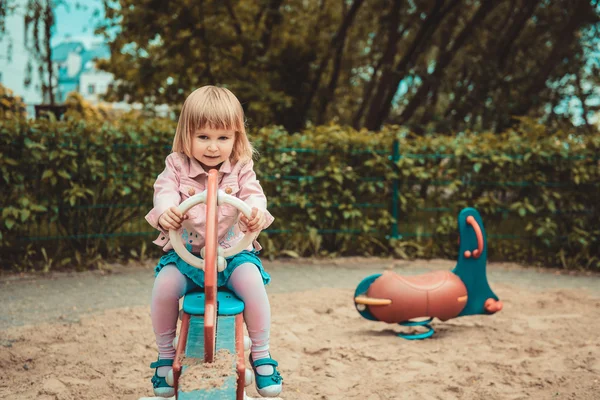 Petite fille sur une aire de jeux — Photo