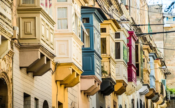 Gatan med balkonger i Valletta — Stockfoto