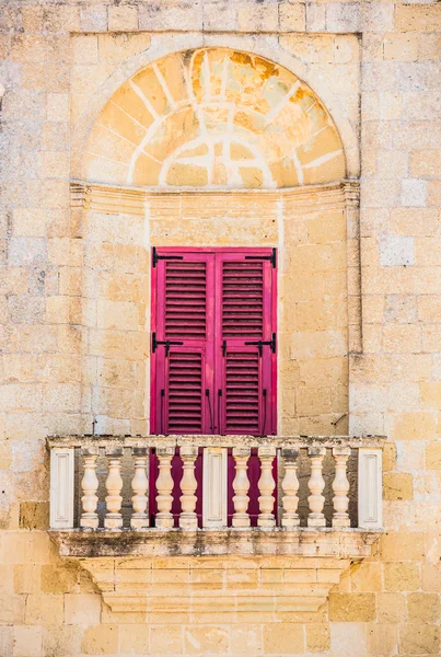 Välvda balkong i Mdina — Stockfoto