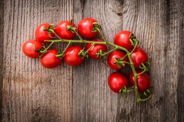 Tomaten op een houten achtergrond — Stockfoto