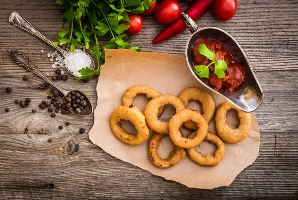 Anéis de cebola fritos com verduras e temperos — Fotografia de Stock