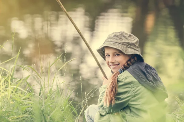 Маленька дівчинка рибалка посміхається — стокове фото