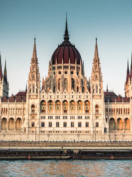 Zobacz na węgierski Parlament z rzeki — Zdjęcie stockowe