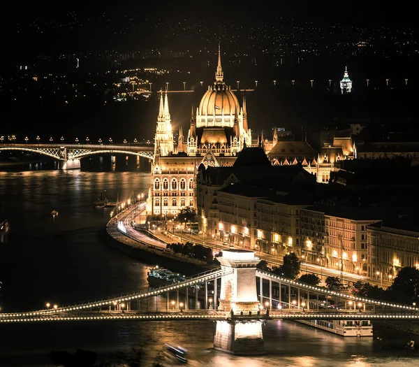 Vue de nuit sur le Danube à Budapest — Photo