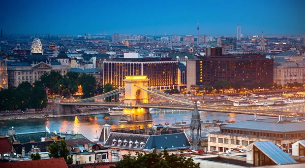 Večerní pohled na most a Budapešti — Stock fotografie
