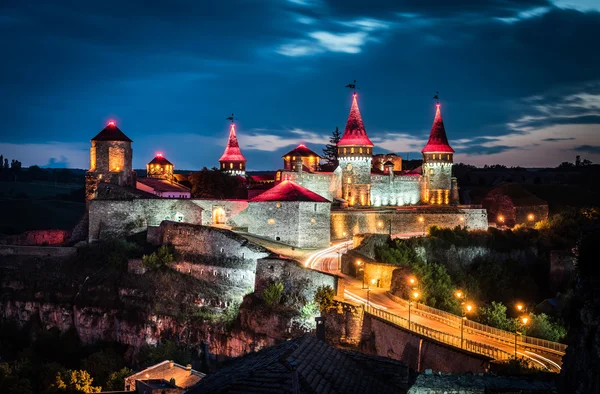 Vista nocturna de la fortaleza de Kamenetz-Podolsky — Foto de Stock