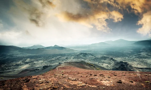 美丽的山景观与火山 — 图库照片