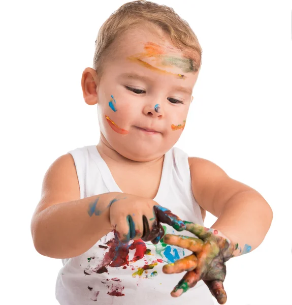 Grappige kleine jongen schilderij zijn handen — Stockfoto