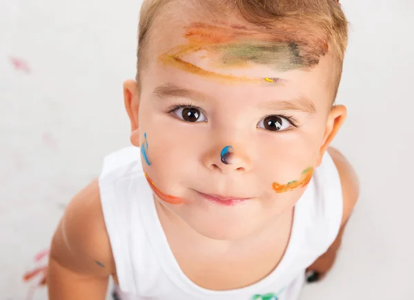 Menino alegre com rosto pintado — Fotografia de Stock