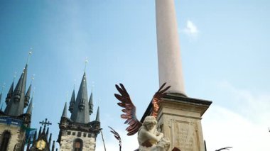 Prag, Çek Cumhuriyeti - 14 Ekim 2024: Tyn Öncesi Leydimizin Kilisesi ve Mavi Marian Sütunu Prag 'daki eski pazar meydanından görülebilir