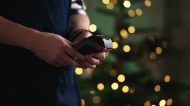 Garson Ödeme Parasına Girdi, Müşteri Ödemeleri Smartphone ile Noel arka planında Restoranda