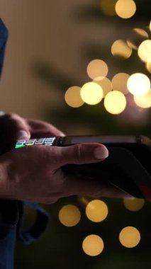 Noel Işıklarına Karşı Ödeme Terminal Yazdırma Makbuzu ile Garson, Dikey Video