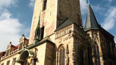 Prag 'daki Eski Saat Kulesi ve Prag' daki Eski Pazar Meydanı Manzarası