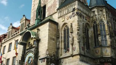 Prag 'daki Eski Saat Kulesi ve Prag' daki Eski Pazar Meydanı Manzarası