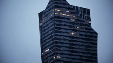 Modern Yüksek Cam Kule Varşova 'nın merkez ticaret bölgesinde yer almaktadır.