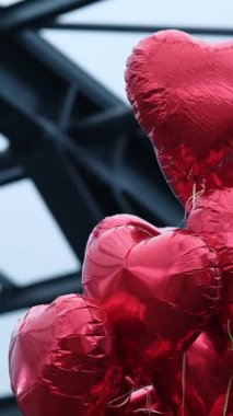 Bağlı Kırmızı Kalp Biçimli Balonlar Sevgi ve Romantizmi Sembolize eder, Dikey Video