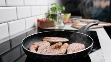 Mutfak fırınında kızaran ve buharlaşan kırmızı balık somonu.