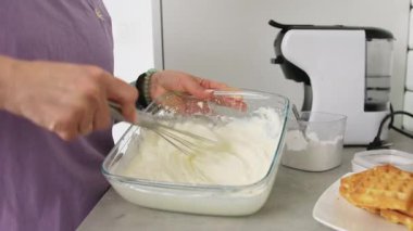 Belçika Waffle 'ları için kadın çırpma kremi