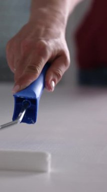 Beyaz Boyalı Büyük Ahşap Masa Boyayan Kız Yuvarlak, Dikey Video kullanarak