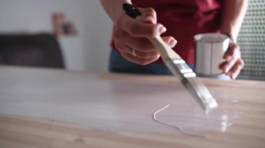 Ahşap Mutfak Masası Yüzeyini Fırçayla Boyayan Kadın