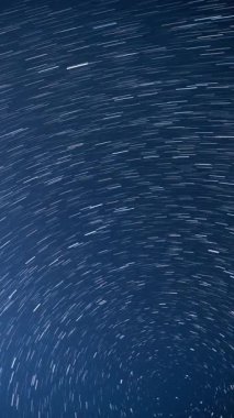 Karanlık Bir Gece Gökyüzünde Yıldız İzlerini Hızlandırmak, Dikey Video