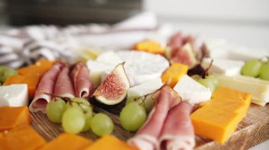 Meyveli ve jambonlu peynir tabağı, şarap partisi için iştah açıcı tabaklar.