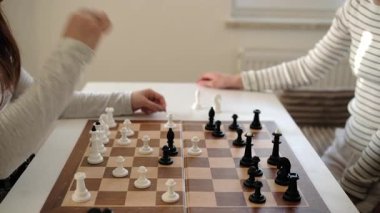 Büyükbabamın torunlarıyla satranç oynaması nesilleri birbirine bağlama kavramını gözler önüne seriyor.