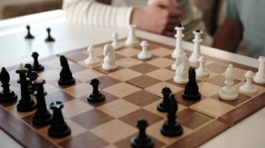 Büyükbabam torunlarıyla satranç oynuyor, hafta sonları birlikte eğleniyor.