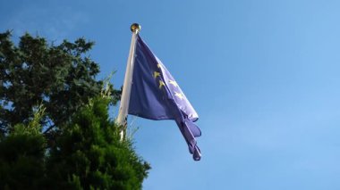 Avrupa Birliği Bayrağı Bir Direkte Gökyüzü Arkaplanında Dalgalanıyor