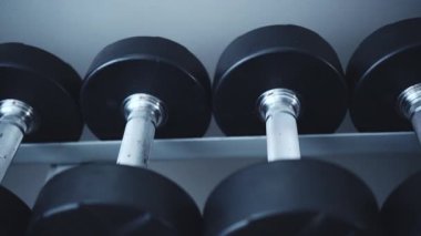 Spor salonundaki ağırlık kaldırma ve vücut geliştirme için dambıllar.
