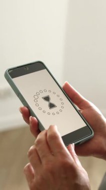 Beyaz Ekranda Yükleme Süreci Olan Akıllı Telefonu Tutan Kız, Dikey Video