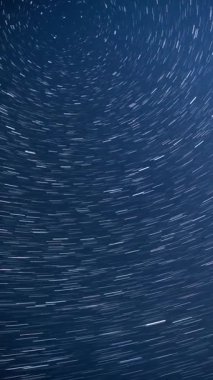 Karanlık Bir Gece Gökyüzünde Yıldız İzlerini Hızlandırmak, Dikey Video