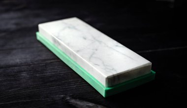 Koyu Arkaplanda Bıçaklar İçin Mutfak Keskinleştirme Taşı