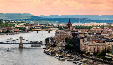 Günbatımında Budapeşte 'nin ana manzaralarının çarpıcı panoramik manzarası, Görkemli Macar Parlamentosu ve Zincir Köprüsü