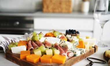 Meyveli ve jambonlu peynir tabağı, şarap partisi için iştah açıcı tabaklar.