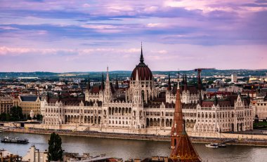 Budapeşte 'deki Macar Parlamentosu' nun Balıkçı Kalesi 'nin Kemerlerinden Muhteşem Akşam Manzarası