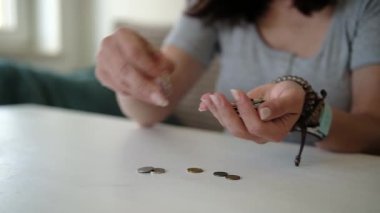 Kız Masadaki Sikkeleri Sayıyor