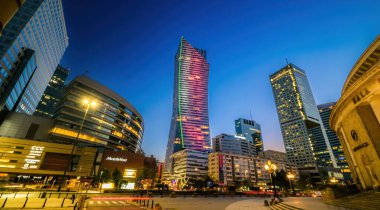 Varşova, Polonya - 10 Ağustos 2023: Varşova Gece İş ve Polonya 'nın Ekonomik Kalbi