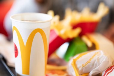 Poznan, Polonya - 02 Kasım 2024: McDonalds 'da büyük bir yemek, bir burger, kola ve restoranda servis edilen patates kızartmalarını içerir.