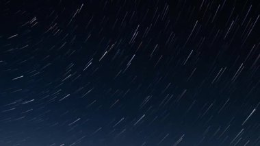 Karanlık bir gecede hareket eden yıldız izleri Bir zaman atlamasında