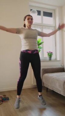 Ev Eğitimi, Dikey Video sırasında Zıplayan Kadın