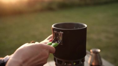 Taşınabilir Gaz Pişirme Sistemi kullanarak Akşam Yemeği İçin Su Kaynatan Kız