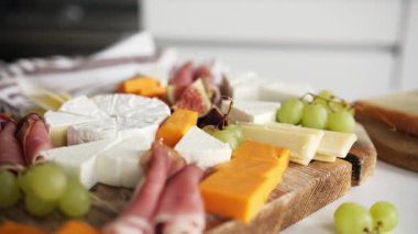 Meyveli ve jambonlu peynir tahtası. İştah açıcı bir tabak.