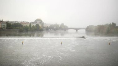 Tarih Öncesi Prag 'da Misty Morning: Charles Köprüsü' nden Görüntü