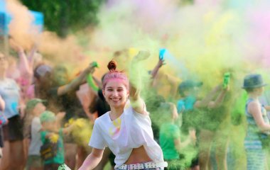 Holi Festivalinde Canlı Renkli Toz Ortasında Dans Eden Kız