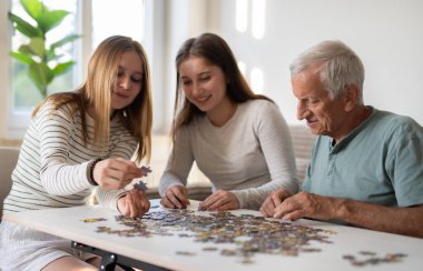 Kız kardeşler ve büyükbaba eğleniyor, bulmacayı birbirine bağlıyor ve birlikte gülüyorlar.