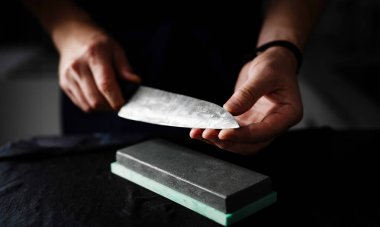 Man Hands Bileyen Mutfak Bıçağı, Yavaş Hareket Videosu, Yakın Görüntü